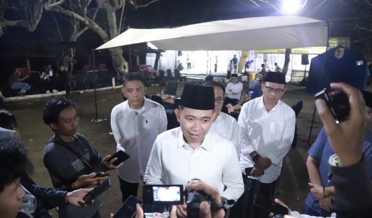 Bupati Jember diwawancarai media dalam program Bunga Desaku, Minggu malam (27/7/2025). (Foto: Dok/Diskominfo Jember)