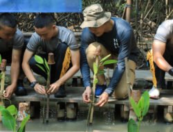 Taruna Akpol Hijaukan Pesisir Jakarta Utara Lewat Penanaman 100 Pohon Bakau