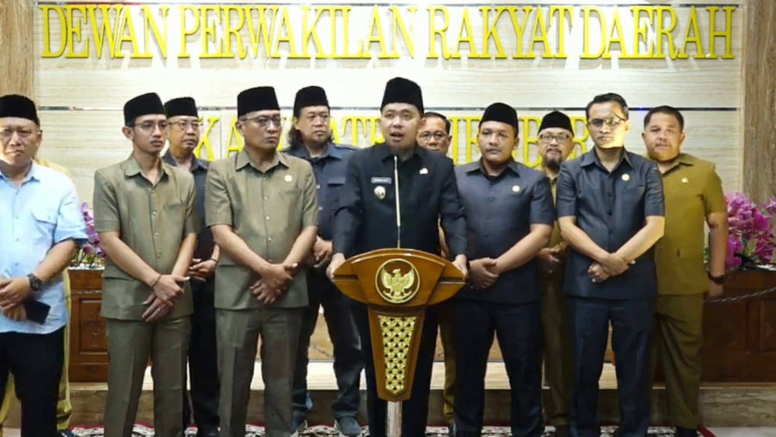 Bupati Jember menyampaikan hasil kebijakan dalam konferensi pers di gedung DPRD Jember, Senin (28/7/2025). (Foto: Tangkapan layar channel YouTube: Pemkab Jember)