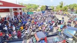 Warga memadati salah satu SPBU di Jember untuk membeli BBM. (Foto: Istimewa)