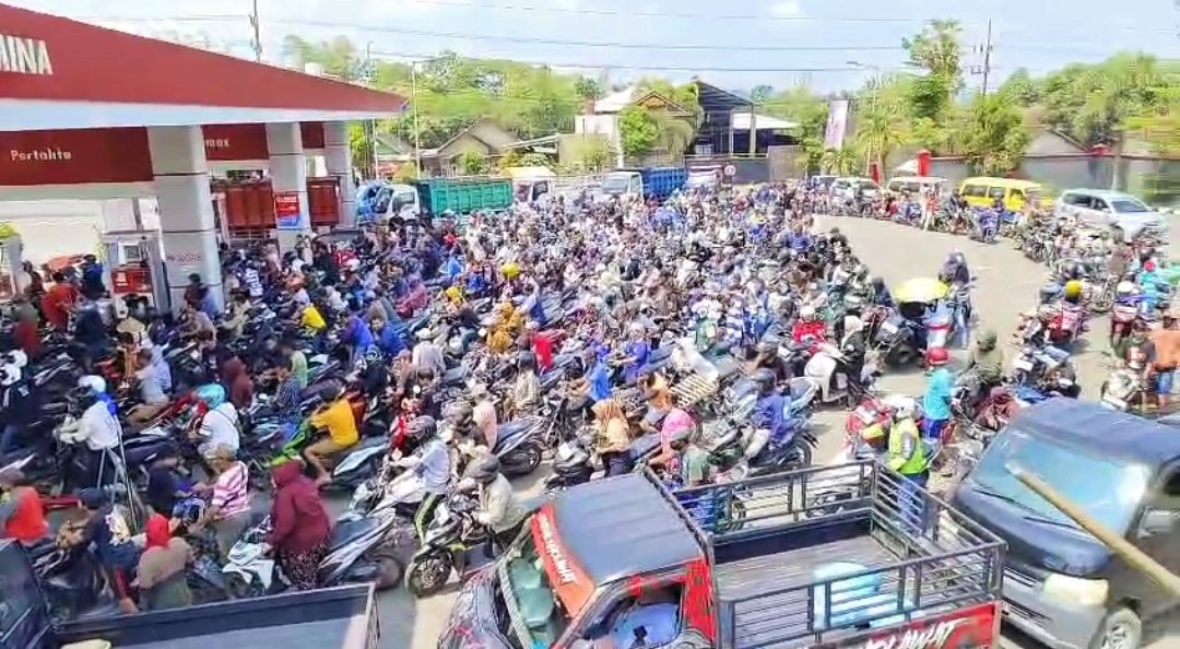 Warga memadati salah satu SPBU di Jember untuk membeli BBM. (Foto: Istimewa)