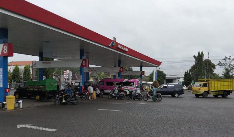 Antrean di salah satu SPBU Jember terlihat normal. (Foto: Istimewa)