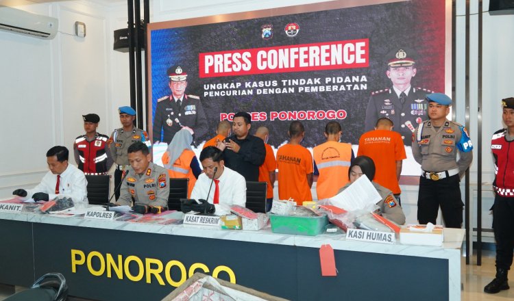 Konferensi pers ungkap kasus pencurian uang di Mapolres Ponorogo, Rabu (30/7/2025). (Foto: Humas Polres)