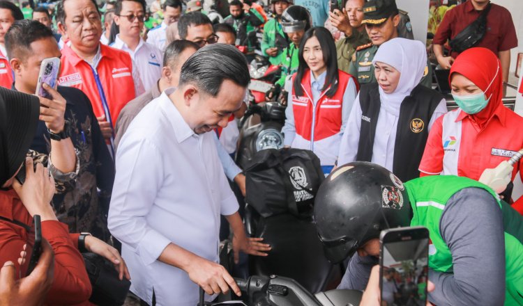 Gubernur Khofifah berkunjung ke SPBU Kaliwates untuk melihat langsung ketersediaan BBM, Kamis (31/7/2025). (Foto: Dok/Diskominfo Jember)