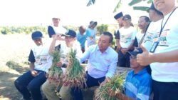 Bupati Situbondo, Yusuf Rio Wahyu Prayoga foto bersama dengan petani bawang merah di Dusun Randu, Desa Sumberkolak, Kecamatan Panarukan. (Foto: Istimewa)