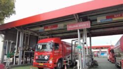 Truk tangki BBM bersiap melakukan pengiriman, Senin (28/7/2025). (Foto: PT Pertamina Patra Niaga Jatimbalinus/Dok)