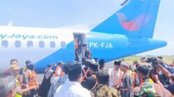 Detik-detik Bupati Jember menaiki pesawat ATR 72-500, Minggu (17/8/2025). (Foto: Zainul Hasan - zonaindonesia.co.id)