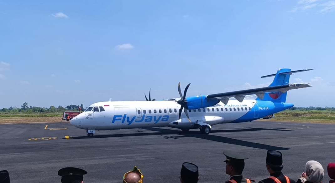 Pesawat ATR 72-500 milik maskapai Flay Jaya landing di Bandara Notohadinegoro, Minggu (17/8/2025). (Foto: Teamwork - Zona Indonesia)