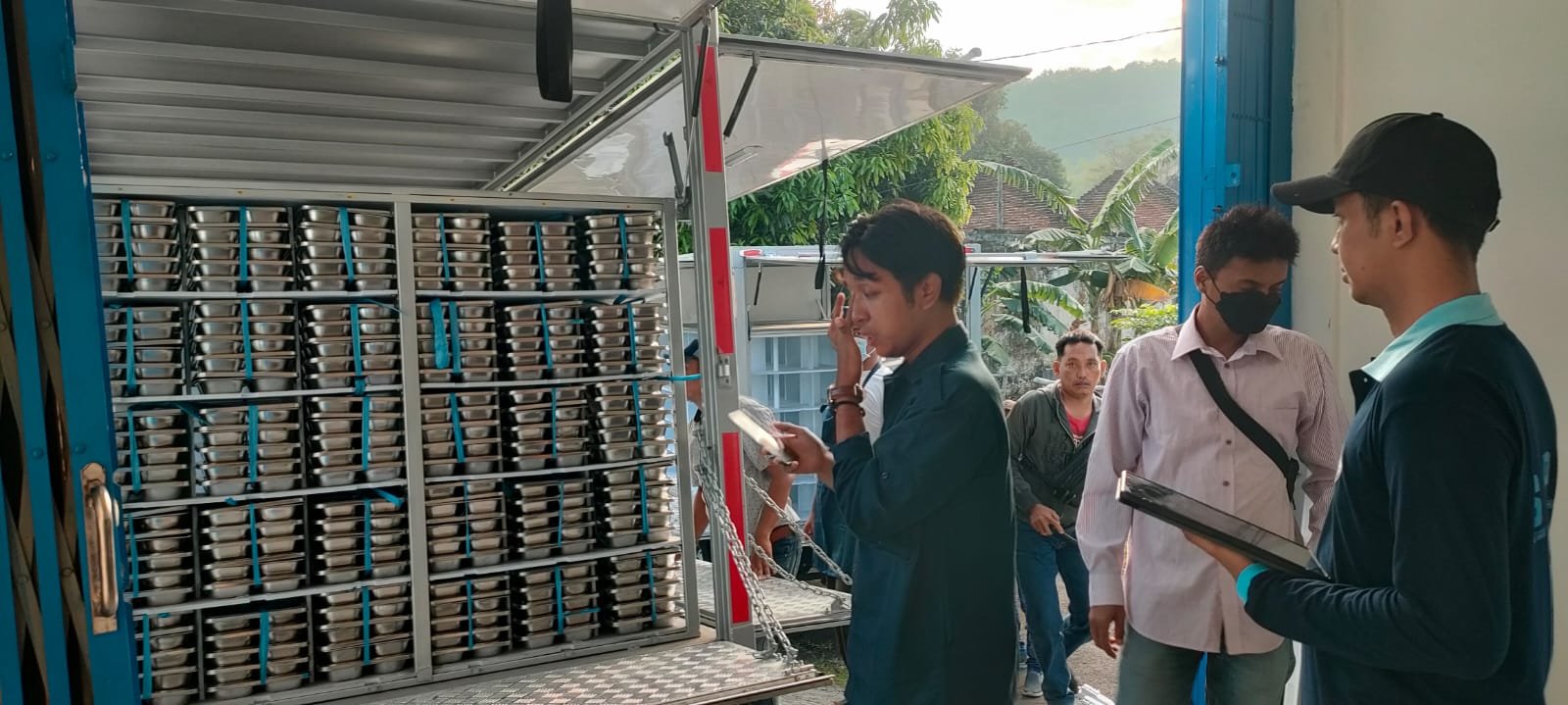 SPPG Kotakan resmi beroperasi melayani program MBG di sekolah SD dan SMP yang ada di sekitar lokasi. (Foto: Teamwork - Zona Indonesia)