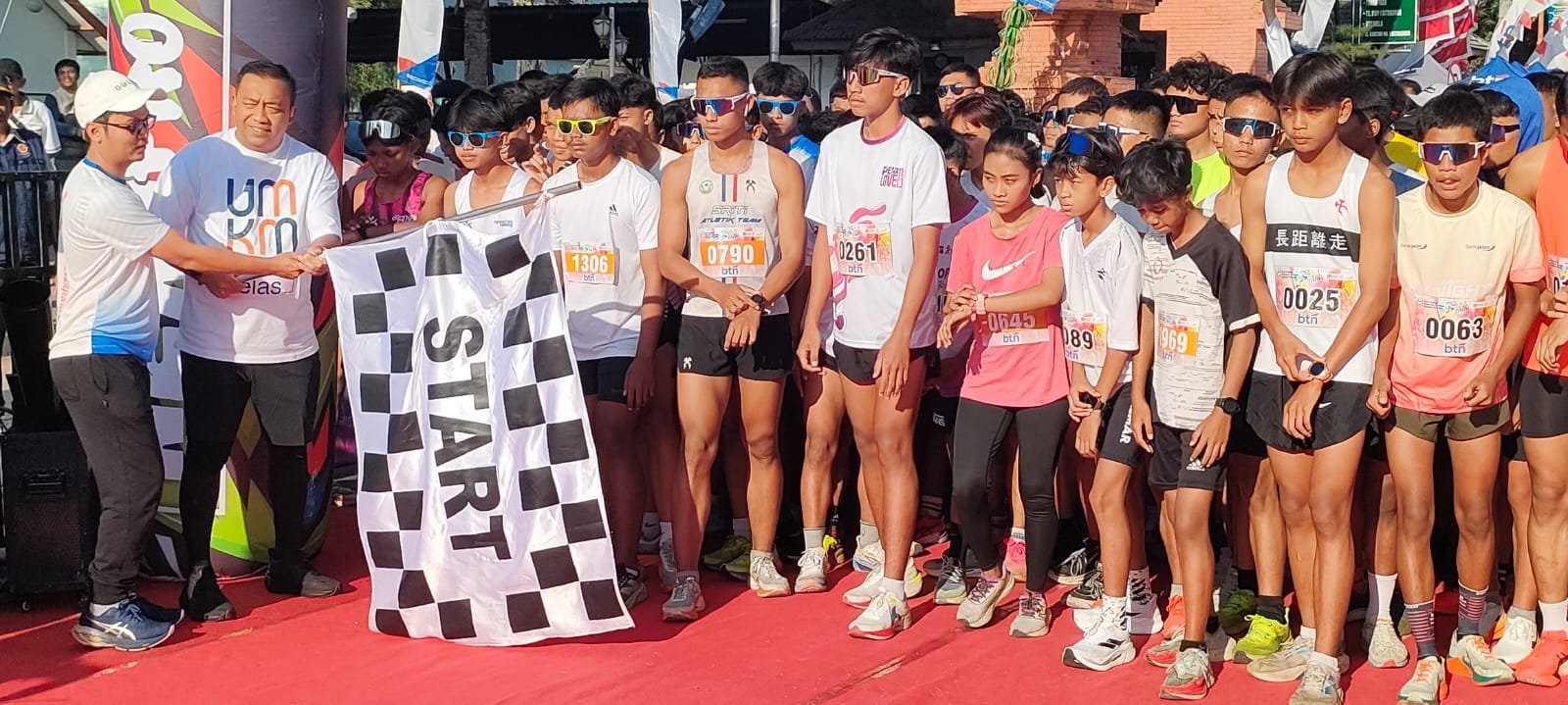 Bupati Situbondo melepas peserta event color run. (Foto: Zainul Hasan - ZONA INDONESIA)