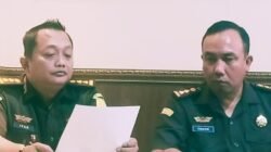 Kasi Intelijen Kejari Jember (kanan) diwawancarai media. (Foto: Istimewa - ZONA INDONESIA)