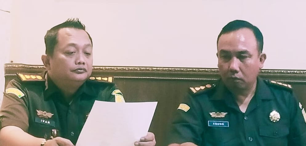 Kasi Intelijen Kejari Jember (kanan) diwawancarai media. (Foto: Istimewa - ZONA INDONESIA)