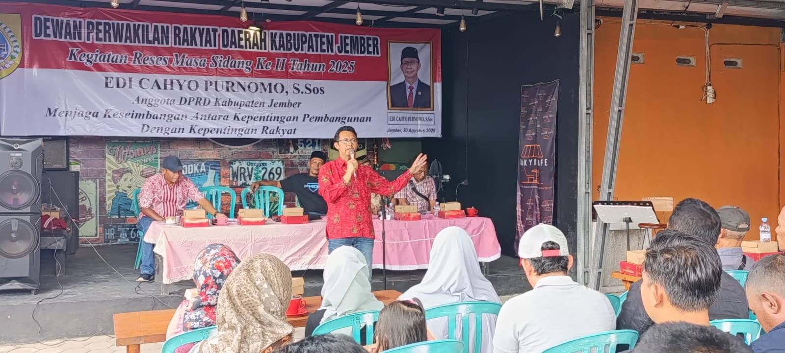 Edi Cahyo Purnomo memberikan sambutan dalam Reses Masa Sidang II Tahun 2025 DPRD Jember, Sabtu (30/8/2025). (Foto: Teamwork - ZONA INDONESIA)