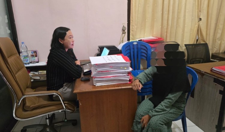 AJ, terduga pelaku pembuang mayat bayi diperiksa Unit PPA Satreskrim Polres Situbondo. (Foto: Humas Polres Situbondo)