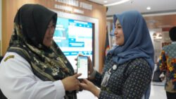 Petugas BPJS Kesehatan menunjukkan aplikasi layanan MPP Jember. (Foto: Dok/Humas BPJS Kesehatan Jember)