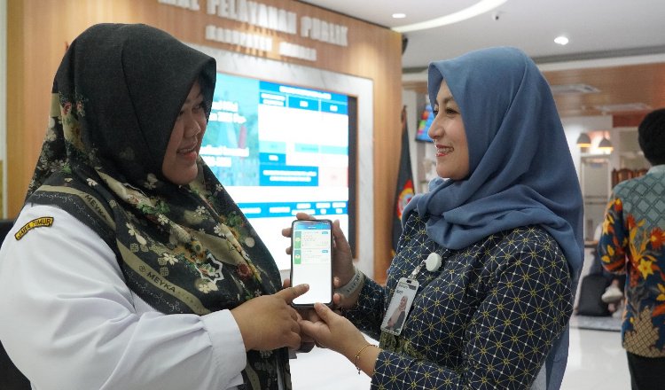 Petugas BPJS Kesehatan menunjukkan aplikasi layanan MPP Jember. (Foto: Dok/Humas BPJS Kesehatan Jember)