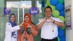 Kepala BPJS Kesehatan Cabang Jember (kiri) foto bersama. (Foto: Dok/Humas BPJS Kesehatan Cabang Jember)