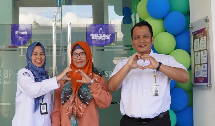 Kepala BPJS Kesehatan Cabang Jember (kiri) foto bersama. (Foto: Dok/Humas BPJS Kesehatan Cabang Jember)