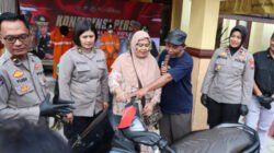 Anggota Polresta Malang menyerahkan motor N-Max ke pemiliknya. (Foto: Humas Polres)