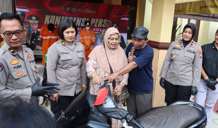 Anggota Polresta Malang menyerahkan motor N-Max ke pemiliknya. (Foto: Humas Polres)