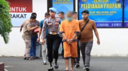 Tersangka pencucian mobil Expander dibawa ke ruang konferensi pers di Mapolresta Malang. (Foto: Dok/Humas Polres)