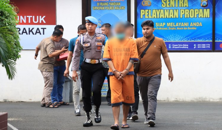 Tersangka pencucian mobil Expander dibawa ke ruang konferensi pers di Mapolresta Malang. (Foto: Dok/Humas Polres)