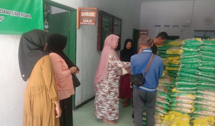 Penyaluran beras SPHP di Koramil Mayang, Selasa (5/8/2025). (Foto: Istimewa)