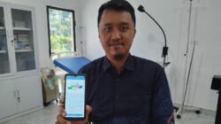 Peserta JKN menunjukkan fitur new REHAB 2.0 via mobile. (Foto: Humas BPJS Kesehatan Cabang Jember for zonaindonesia.co.id)