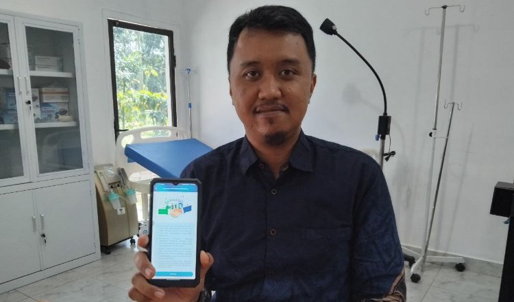 Peserta JKN menunjukkan fitur new REHAB 2.0 via mobile. (Foto: Humas BPJS Kesehatan Cabang Jember for zonaindonesia.co.id)