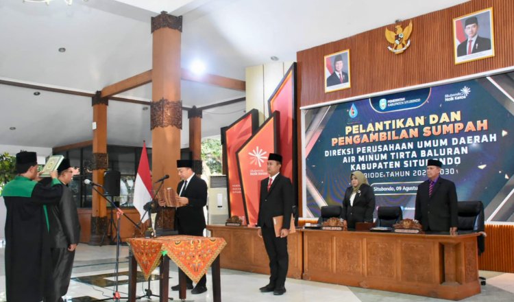 Bupati Situbondo, Yusuf Rio Wahyu Prayogo melantik Asy’ari sebagai Direksi Perumda Air Minum Tirta Baluran periode 2025–2030. (Foto: Istimewa)