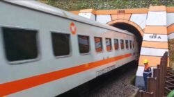 Kereta api melintas di rel terowongan Mrawan. (Foto: BPT Surabaya for zonaindonesia.co.id)