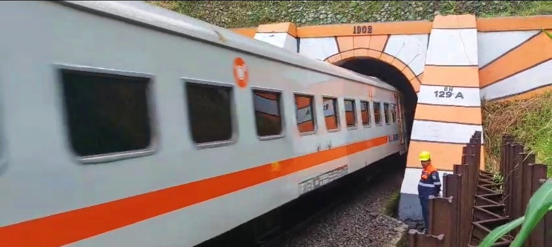 Kereta api melintas di rel terowongan Mrawan. (Foto: BPT Surabaya for zonaindonesia.co.id)