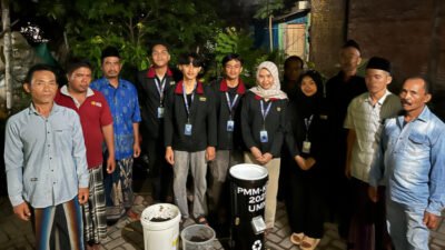 Jurusan Ekonomi Pembangunan Fakultas Ekonomi dan Bisnis serta Jurusan Tehnik Mesin Fakultas Tehnik UMM saat melakukan program pengabdian masyarakat oleh mahasiswa (PMM).