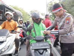 Ribuan Bendera dan Puluhan Helm Dibagikan Polrestabes Surabaya Sambut HUT ke-80 RI