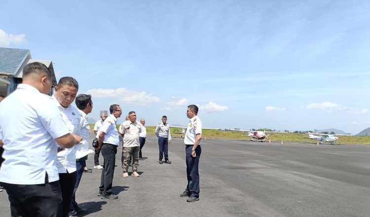 Dishub Jember saat meninjau kesiapan reaktivasi Bandara Notohadinegoro. (Foto: Dok/Diskominfo Jember)