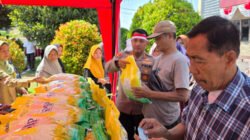 Warga membeli beras di pasar murah Polres Probolinggo, Kamis (14/8/2025). (Foto: Humas Polres)
