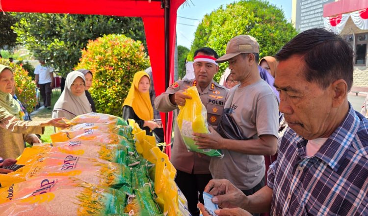 Warga membeli beras di pasar murah Polres Probolinggo, Kamis (14/8/2025). (Foto: Humas Polres)