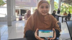 Peserta JKN mandiri menunjukkan fitur Autodebit BPJS Kesehatan. (Foto: Dok/Humas BPJS Kesehatan Cabang Jember)