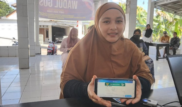 Peserta JKN mandiri menunjukkan fitur Autodebit BPJS Kesehatan. (Foto: Dok/Humas BPJS Kesehatan Cabang Jember)