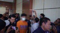 Tersangka penyebar video pornografi dibawa ke ruang konferensi pers Polda Jawa Timur. (Foto: Humas Polres Jember)