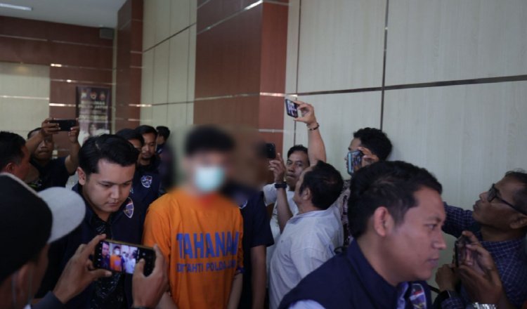 Tersangka penyebar video pornografi dibawa ke ruang konferensi pers Polda Jawa Timur. (Foto: Humas Polres Jember)