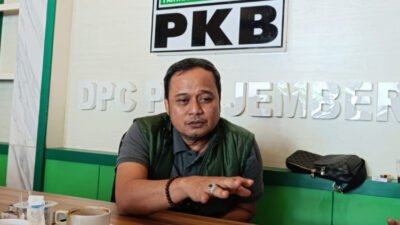 Ketua DPC PKB Jember diwawancarai media. (Foto: Teamwork)