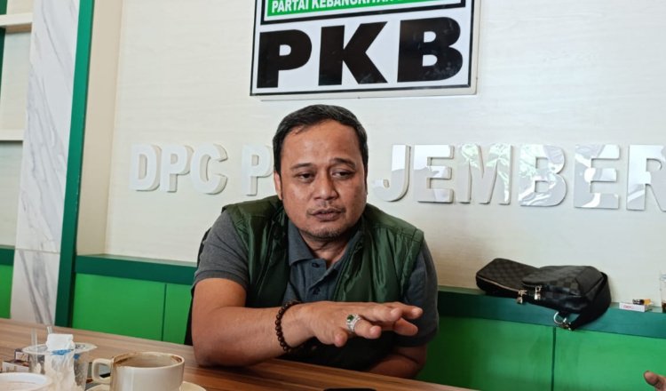 Ketua DPC PKB Jember diwawancarai media. (Foto: Teamwork)