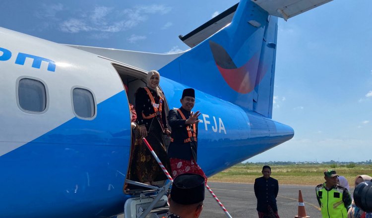 Bupati Jember turun dari pesawat ATR 72-500 usai pengecekan, Minggu (17/8/2025). (Foto: Teamwork/zonaindonesia.co.id)