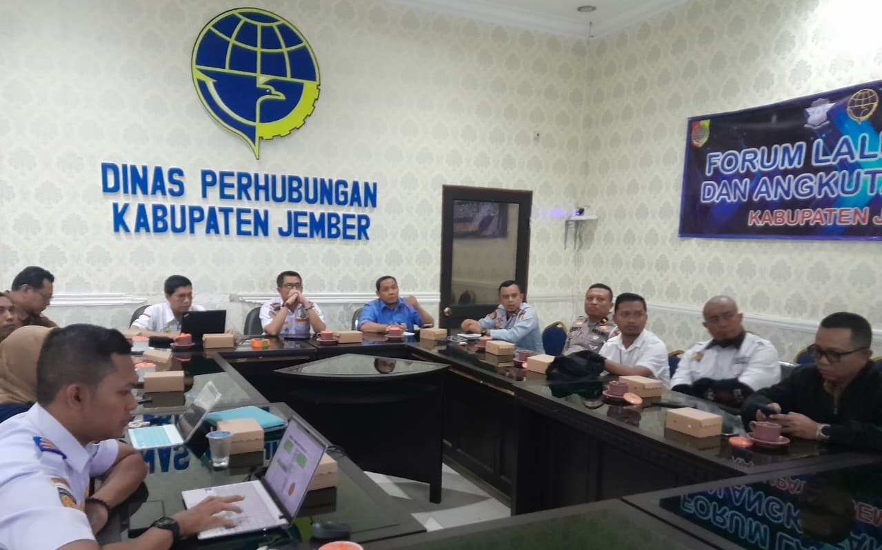 Rapat forum LLAJ Jember terkait penutupan permanen simpang Argopuro, Selasa (19/8/2025). (Foto: Istimewa - Zona Indonesia)