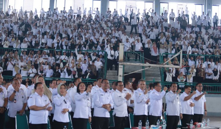 Ribuan tenaga honorer kategori Non-ASN mengikuti penyerahan pakta integritas di GOR PKSPO Kaliwates, Rabu (20/8/2025). (Foto: Dok/Diskominfo Jember)