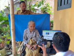 Disdukcapil Jember Jemput Bola! Lansia di Slawu Akhirnya Miliki KTP-el