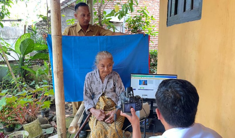 Disdukcapil Jember melakukan pengambilan foto KTP-el. (Foto: Istimewa - Zona Indonesia)