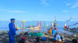Perahu nelayan di Pelabuhan Kalbut Situbondo rusak dihantam ombak. (Foto: Humas Polres Situbondo)