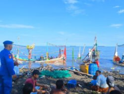 Cuaca Ekstrem, Perahu Nelayan di Pelabuhan Kalbut Situbondo Rusak Dihantam Gelombang
